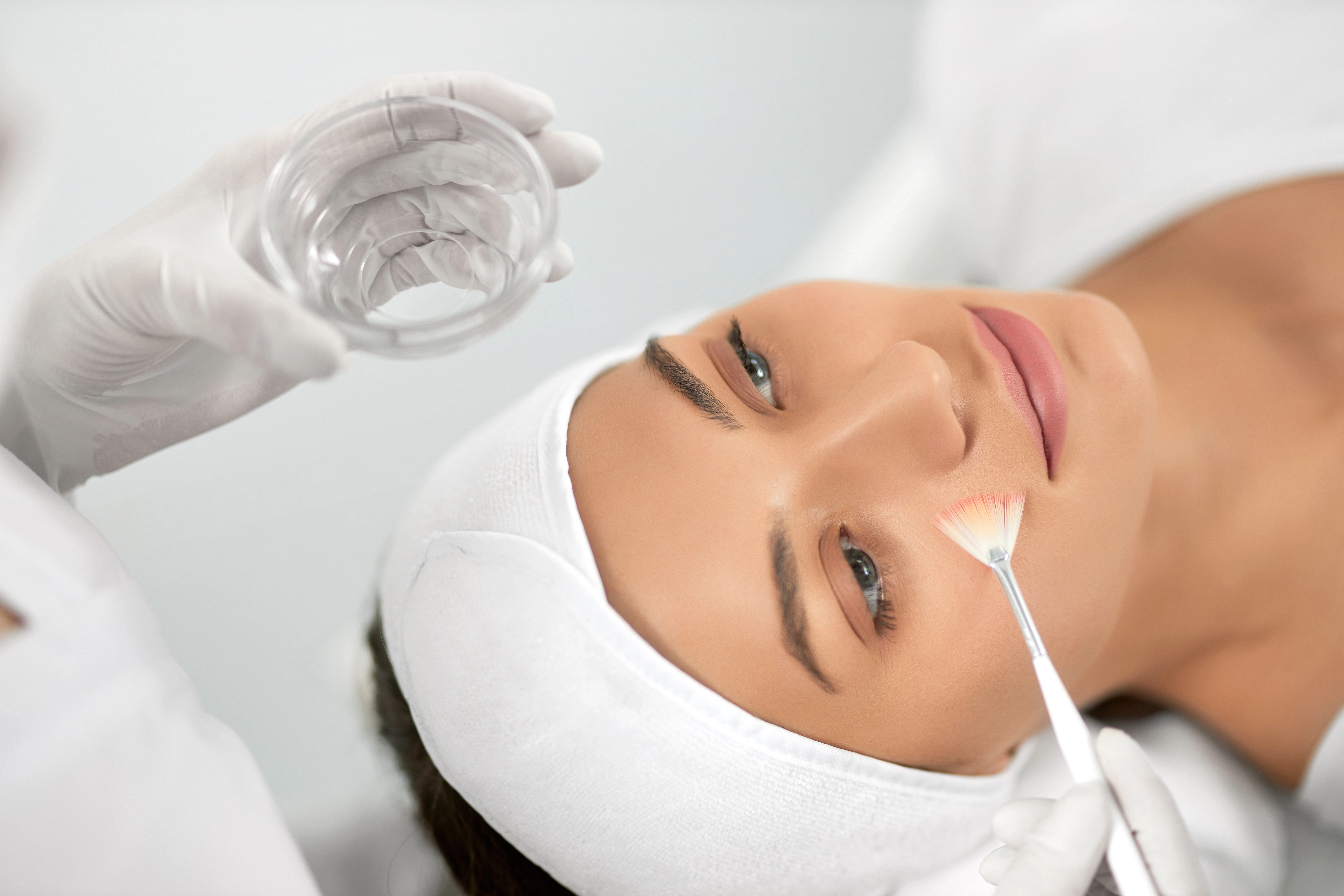 peeling-urile chimice ajută la deschiderea pielii în mod blând în comparație cu laserul sau injecțiile